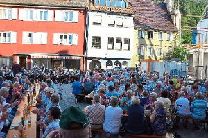 Das letzte Konzert der Saison lockt nochmals viele Zuhörer auf den Schuhmarkplatz. Foto: Wagner Foto: Schwarzwälder-Bote