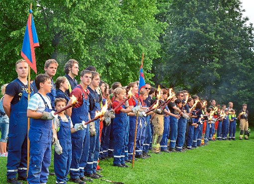 Zur Eröffnung des Kreisjugendfeuerwehr-Zeltlagers traten im weitem Rund über 500 Jugendlichen an. Foto: Kaletta