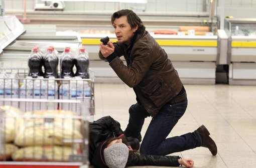 „Tatort“: Sebastian Bootz (Felix Klare) versucht, eine Supermarktkundin zu schützen Foto: SWR