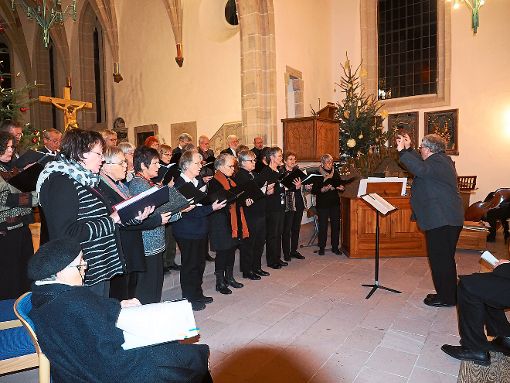 Jörg Sander und der Projektchor bieten ein ergreifendes Abschlusskonzert der weihnachtlichen Chortage auf dem Kirchberg. Foto: Vögele Foto: Schwarzwälder-Bote