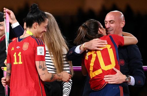 Nach dem WM-Sieg der Spanierinnen gratuliert Fußball-Chef Luis Rubiales (r.) den Spielerinnen – später küsst er ungefragt Jennifer Hermoso (l.). Foto: AFP/Franck Fife
