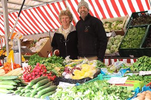 Bunte und frische Waren wurden am mittwoch bei bestem Wetter auf dem Markt in Villingen-Schwenningen angeboten. Foto: Eich/Bienger