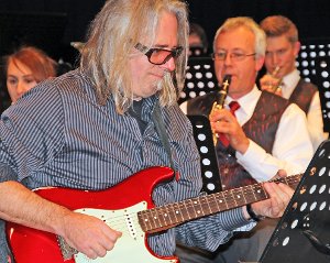 Gitarrist Roland Pfeiffer bietet mit dem  Stadtmusikensemble hochklassige Beiträge.  Foto: Mittelstaedt Foto: Schwarzwälder-Bote