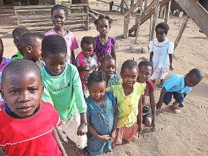 Mit 4700 Euro hilft die Kolpingsfamilie den Salzstetter Missionsprojekten in Indonesien, Kongo, Mosambik und Peru. Unser Bild zeigt Kinder im neuen Projekt Mosambik. Foto: Kolpingsfamilie Foto: Schwarzwälder-Bote