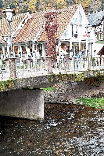 Kanzel und Geländer an der Häberlesbrücke sind nach Berechnungen des Statikers nicht massiv genug für einen 700 Kilogramm schweren Christbaum. Foto: Wegner Foto: Schwarzwälder-Bote