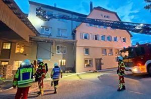 Bei der Feuerwehrübung in der Rohrdorfer Ortsmitte kam auch die Drehleiter aus Nagold zum Einsatz. Foto: Menzler