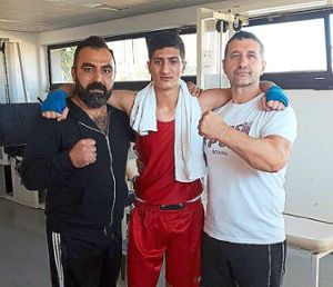 Bleron Shala (Mitte) vom BSV Rottweil wurde in der Jugendklasse baden-württembergischer Meister. Seine Trainer Agim Krasniqi (rechts) und Veli Dogan (links) freuen sich über den Erfolg ihres Nachwuchsboxers. Foto: Frei