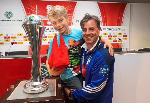 Stolz lässt sich Alexander Fischinger mit seinem Kölner Patenkind Niklas und dem DFB-Pokal ablichten.  Foto:privat Foto: Schwarzwälder-Bote