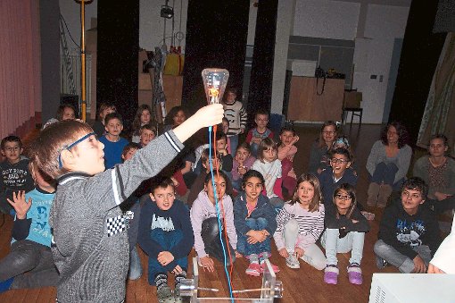 Zusammen mit den Kindern bauen die beiden Wissenschaftlerinnen eine Glühbirne nach, die dann auch leuchtet.  Foto: Heimpel Foto: Schwarzwälder-Bote