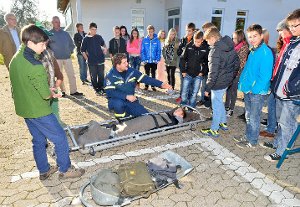 Blaulichtag in Altheim: Denis Utrobicic vom THW Horb erklärt den Siebtklässlern das Prinzip, wie man einen Verletzten transportiert.Foto: Morlok Foto: Schwarzwälder-Bote