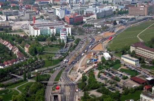 Blick auf den Verkehrsknotenpunkt Pragsattel in Stuttgart: Auch die Heilbronner Straße finden Sie in unserer Topten der längsten Straßen Stuttgarts. Klicken Sie sich durch unsere Bildergalerie. Foto: dpa