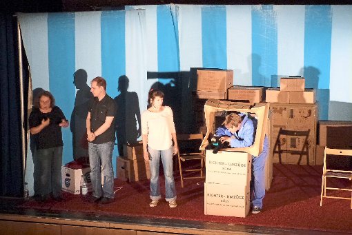 Theater mit viel Hintersinn gab es vom Verein Zartbitter im Nagolder Kubus. Foto:   Rentschler Foto: Schwarzwälder-Bote