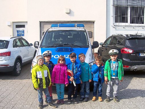 Die Fahrt mit dem Polizeibus war für die Vorschüler  im Polizeirevier Schramberg das tollste Erlebnis. Foto: Kindergarten Foto: Schwarzwälder-Bote