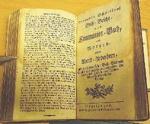 Eine Rarität, wenn auch eine ramponierte ist dieses Gesang- und Gebetbuch aus der Sammlung Jehle. Foto: Schwarzwälder-Bote