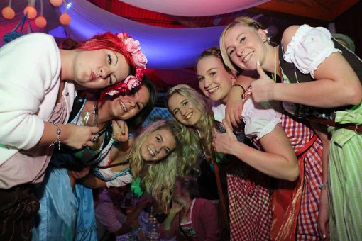 Nicht nur auf dem Oktoberfest in München wird gefeiert, auch in Schönwald konnten es die Trachtenfans beim Oktoberfest krachen lassen. Zur Bildergalerie Foto: Hans-Jürgen Kommert
