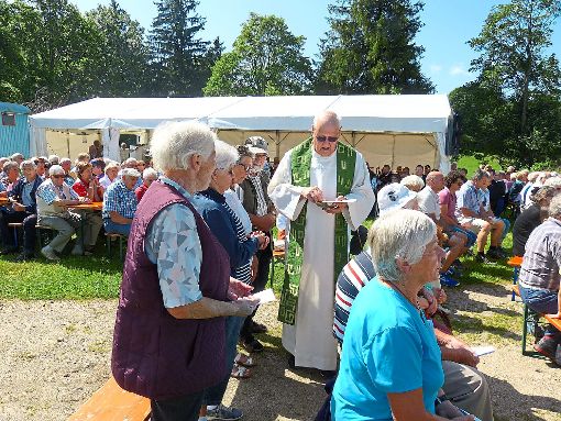 Pater Ulrich Schrapp teilt beim Dankgottesdienst vor der Nußhurtkapelle unter den zahlreichen  Gläubigen die Kommunion aus.  Foto: Dold Foto: Schwarzwälder-Bote