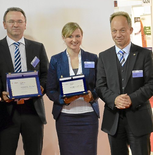 Zwei Preise für die Vertreter der HOMAG Group (von links): Alexander Prokisch, Julia Weber und Jürgen Köppel  Foto: HOMAG Group AG Foto: Schwarzwälder-Bote