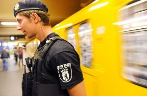 Nach der Gewaltattacke auf ein junges Paar in einer Berliner U-Bahn haben sich vier junge Männer der Polizei gestellt.  Foto: dpa