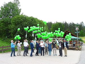 Startschuss für das Grünprojekt: Bei der Fischerhütte in Friedrichstal ließen die Vertreter von Baiersbronn und Freudenstadt 120 grüne Ballons in den Himmel steigen. Foto: Breitenreuter