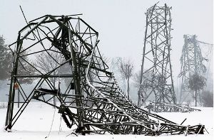 Umgeknickte Strommasten in der Nähe von Münster: Nach starken Schneefällen knickten im November 2005 Strommasten um. Foto: dpa