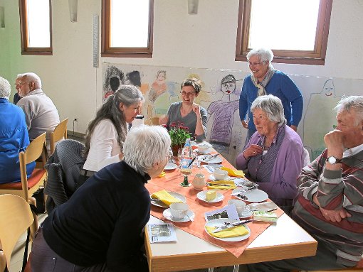 Sonja Knupfer (hinten Mitte) und Pfarrerin Diedrichsen mit Hüfinger BrotZEIT-Gästen im Gespräch.  Foto: Winkelmann-Klingsporn Foto: Schwarzwälder-Bote