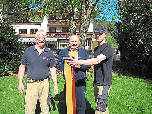 Klosterguide Horst Wahl (Mitte) mit Ramon Schumacher und  Markus Höfer (rechts)  beim Austauschen einer Stele. Foto: Touristik Foto: Schwarzwälder-Bote