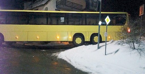 Der Bus bildet eine ungewollte Straßensperre. Foto: Trik
