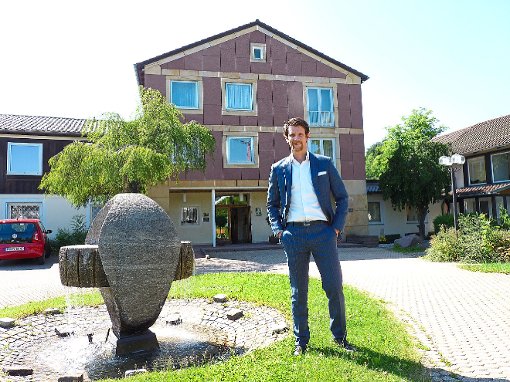 Der Interimsdirektor Aaron Ebermann vor dem Schwarzwaldhotel. Foto: Müller