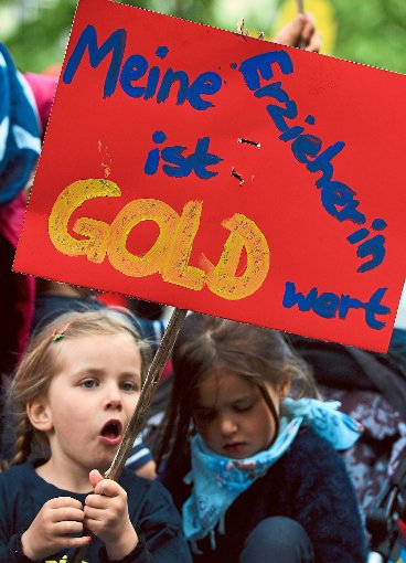 In Eutingen ist zwar kein Streik der Erzieherinnen – oder deren Kinder, wie hier zu sehen auf einer Demonstration in Gießen (Hessen) – zu erwarten. Kindergarten und Ganztagesbetreuung werden trotzdem teurer. Foto: Dedert Foto: Schwarzwälder-Bote