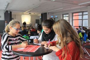 Elif und Hannah (von links) haben sich für ihre Schreibübung an einen Tisch gestellt.   Foto: Zinzendorfschulen Foto: Schwarzwälder-Bote