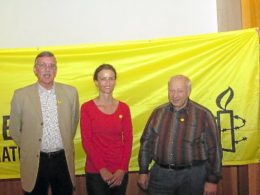 Jochem Hollerbach, Gruppensprecherin Christiane Jung und Hans Kienzler informierten über Amnesty International. Foto: Kammerer Foto: Schwarzwälder-Bote