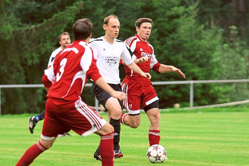 Der FC Dietingen (Mitte) will auch gegen die FSV Zepfenhan den Vorwärtsgang einlegen und auf Sieg spielen. Foto: Müller Foto: Schwarzwälder-Bote