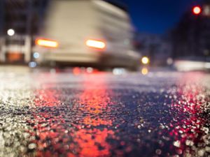 Bei den Unfällen aufgrund glatter Straßen entstand nach erster Einschätzung ein Sachschaden von insgesamt über 70.000 Euro. (Symbolfoto) Foto: Frank Rumpenhorst/Archiv/dpa