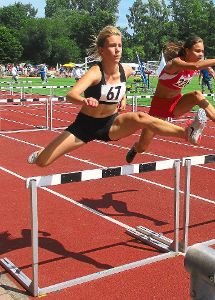 Anika Wurth sprintete zum Saisonauftakt auf der 100-Meter-Hürden-Strecke auf Platz sechs. Foto: Verein Foto: Schwarzwälder-Bote
