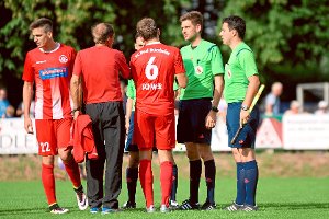 Die Bad Dürrheimer um Coach Reiner Scheu (links) diskutierten lange mit dem Schiedsrichter-Team. Foto: Morat