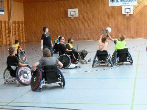 Rollstuhlrugby lernten die Neubulacher Gemeinschaftsschüler im Sportunterricht kennen.  Foto: Schule Foto: Schwarzwälder-Bote