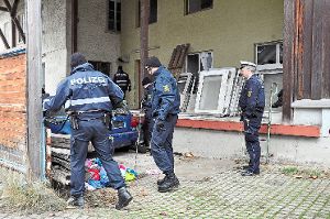 Nach dem Mordanschlag in Hechingen untersuchte auch ein Spurensicherungsteam der Kriminalpolizei genauestens die gesamte Umgebung des Tatorts. Foto: Dick