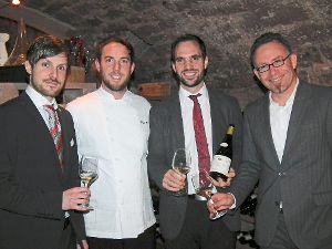Eine außergewöhnliche Weinprobe wurde beim Raritäten-Abend in der Krone kredenzt (von links): Arnold Nölly, Franz und Roland Berlin sowie Götz Drewitz. Foto: Stocker Foto: Schwarzwälder-Bote