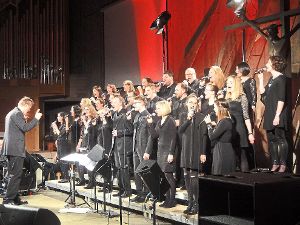 Der LaKi-Popchor gab am Wochenende ein denkwürdiges Konzert in der Versöhnungskirche in Heumaden. Foto: Schillaci Foto: Schwarzwälder-Bote