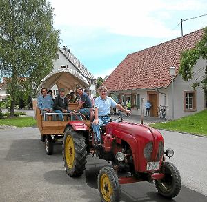 Irslingen hat es geschafft: Es ist das schönste Dorf auf Kreisebene, die Bemühungen (hier fährt Otto Schneider den Traktor mit Kommissionsmitgliedern im Gepäck) haben sich gelohnt. Foto: Pfannes