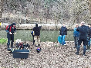Mitglieder des Horber Fischereivereins und der Nordstetter Tauchschule  säuberten gemeinsam den Neckar. Foto: Wegener Foto: Schwarzwälder-Bote