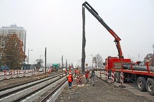 Die ersten Fahrleitungsmasten für die Straßenbahn stehen bereits. Jetzt wird an den Stromleitungen gearbeitet. Foto: Stadt Kehl