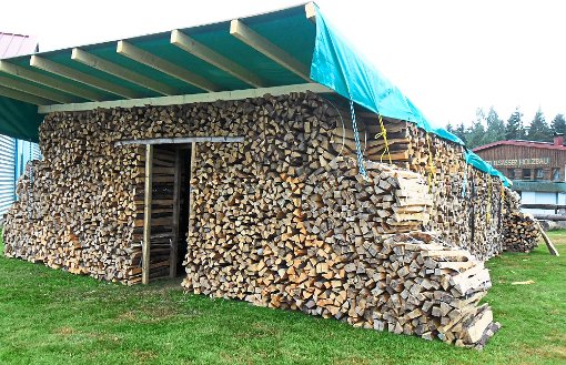In einem Bau aus großen Holzscheiten ist die Bar des Grasdaggelfeschds verborgen.  Foto: Fisel Foto: Schwarzwälder-Bote