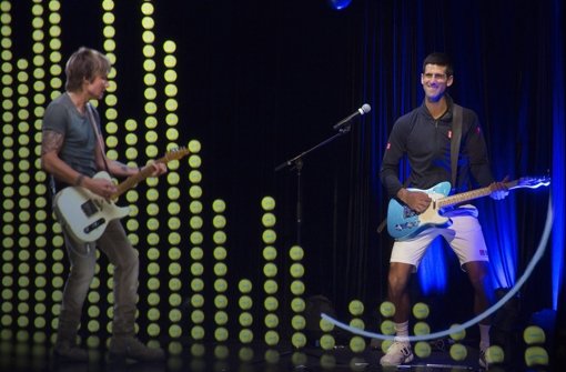 Novak Djokovic als Rockstar mit Keith Urban. Foto: Tennis Australia