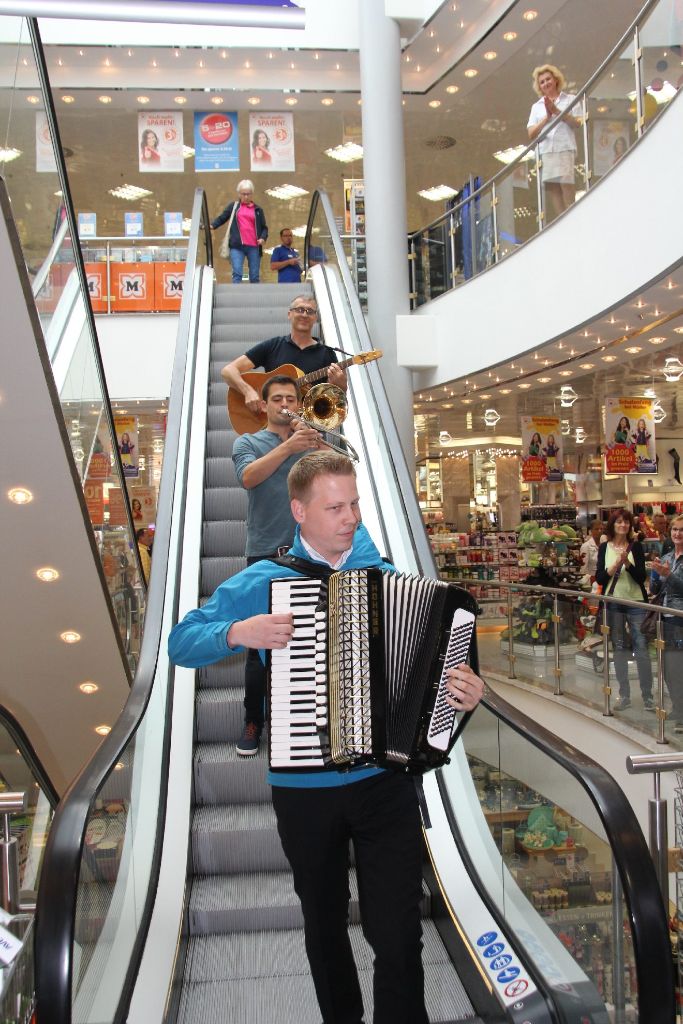 Mit Akkordeon, Posaune und Gitarre auf der Rolltreppe: das erleben die Müller-Kunden auch nicht alle Tage.