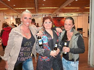 Inge, Maria und Nadine aus Triberg  beim Wolfacher Tattoo-Event: Bemalte Haut ist einfach geil. Fotos: Jehle Foto: Schwarzwälder-Bote