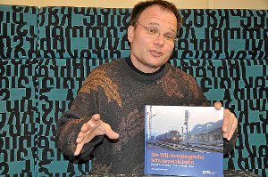 Hans-Joachim Knupfer hat alles Wissenswerte über die Württembergische Schwarzwaldbahn zusammengetragen.  Fotos: Bausch Foto: Schwarzwälder-Bote
