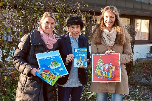 Britta Waidelich (links) und Helen Becker (rechts) erfreuten Erika Heinz mit der Mitteilung, dass sie ihr  1000 Euro für die Förderung ihrer Kinderplaneten spenden. Foto: Bausch Foto: Schwarzwälder-Bote