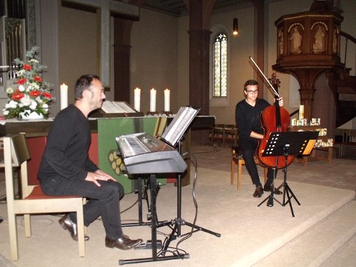 Traugott Fünfgeld (links) und sein Sohn Johannes  musizierten  in der evangelischen Stadtkirche in Schiltach.  Foto: Rombach Foto: Schwarzwälder-Bote
