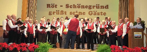Zu einem gewaltigen Gesamtchor schlossen sich die Chöre zum Schluss des Konzerts zusammen. Fotos: Männergesangverein Röt-Schönegründ Foto: Schwarzwälder-Bote